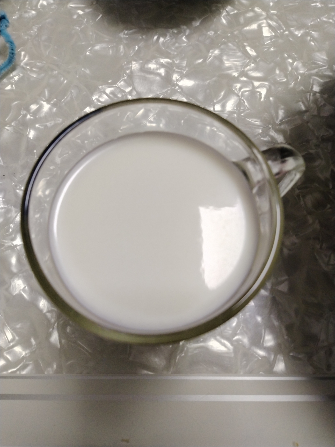 一个人的晚餐,连盘都没必要装,唯一奢侈的就是这杯牛奶