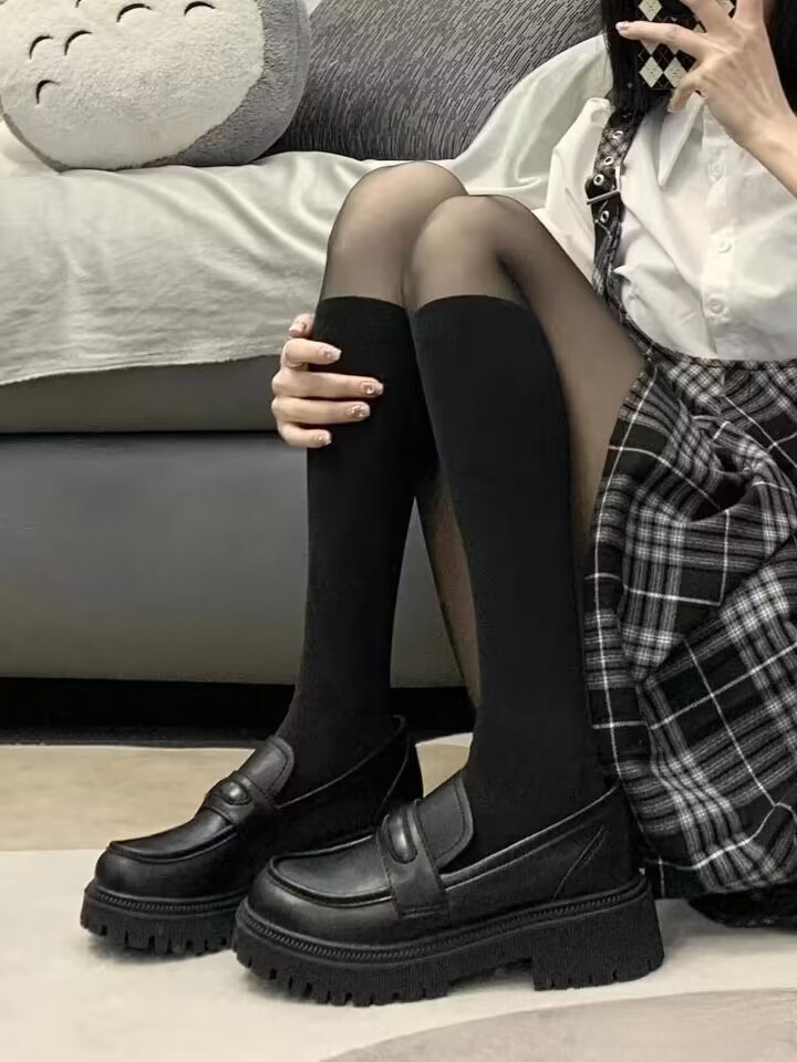 黑丝长筒 今日份的ootd,校园风穿搭,格裙搭配小皮鞋,黑丝袜,坐在沙发