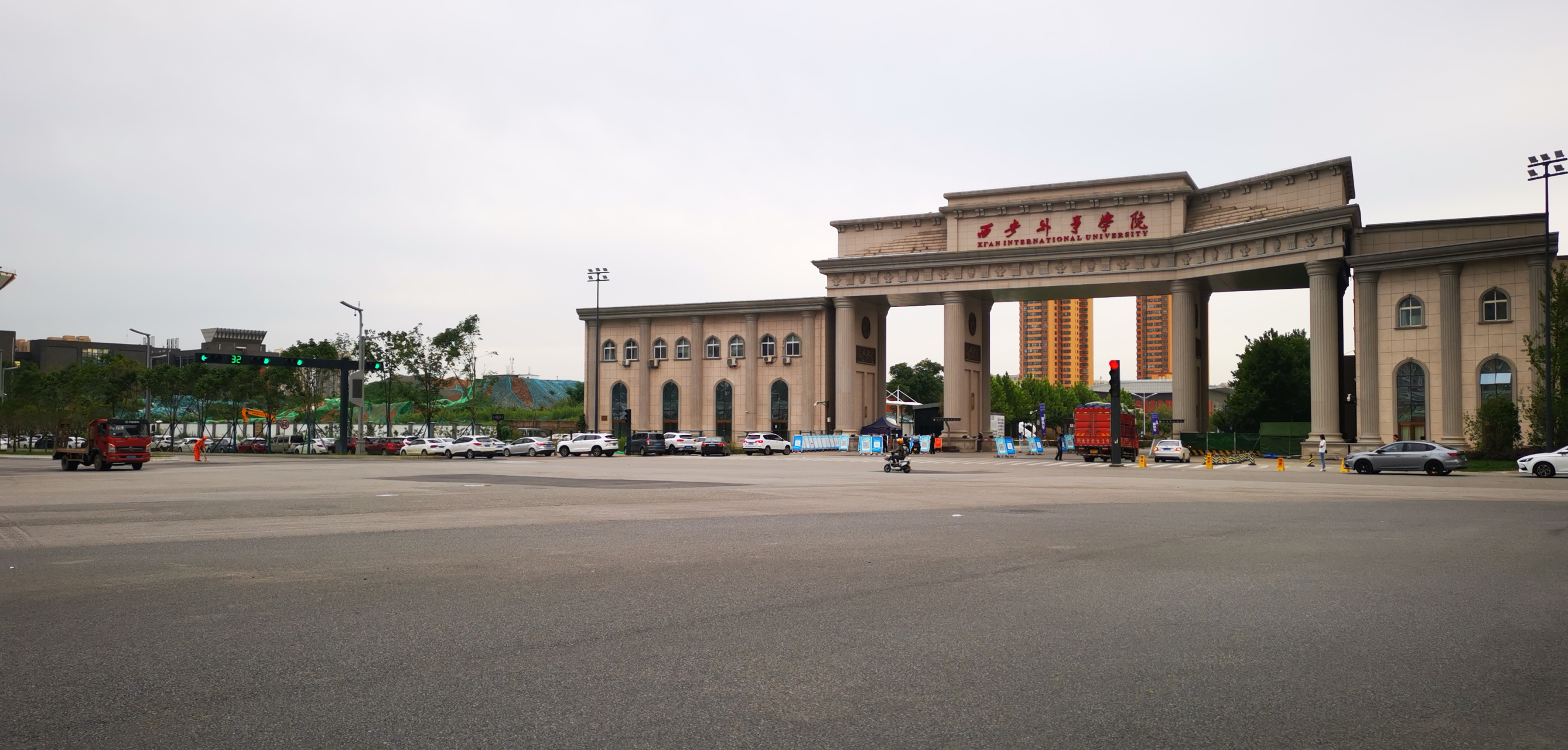 西安外事学院校门,图书馆,教学楼,宿舍楼,餐厅等建筑独具一格,欧式
