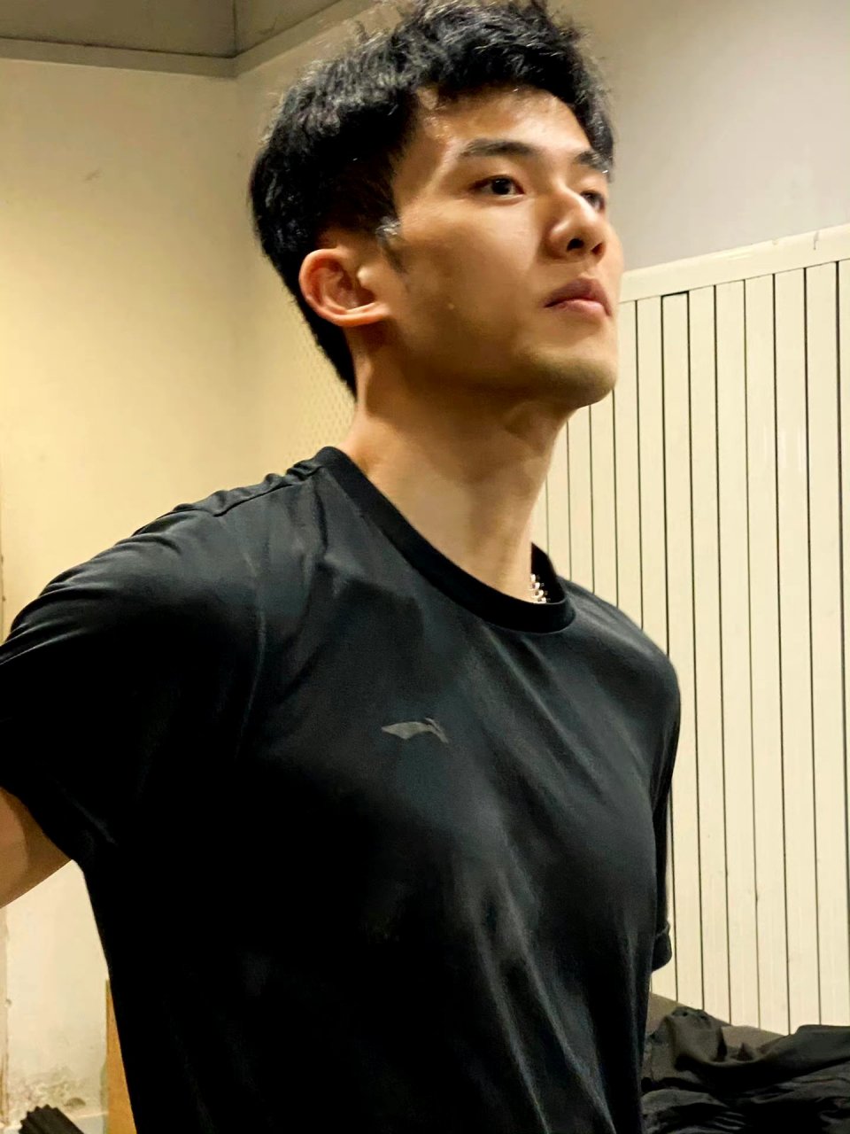 高鼻梁,浓眉毛,五官立体,身材又好,看起来又man又帅,这种面相的男生是