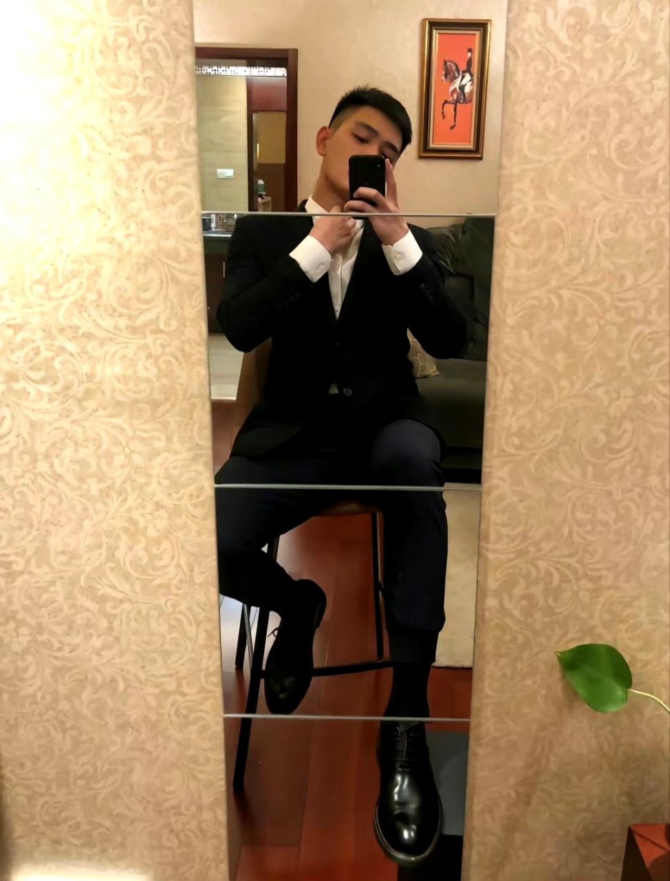 穿正装的寸头肌肉小哥哥,你们觉得哪一个更好看?