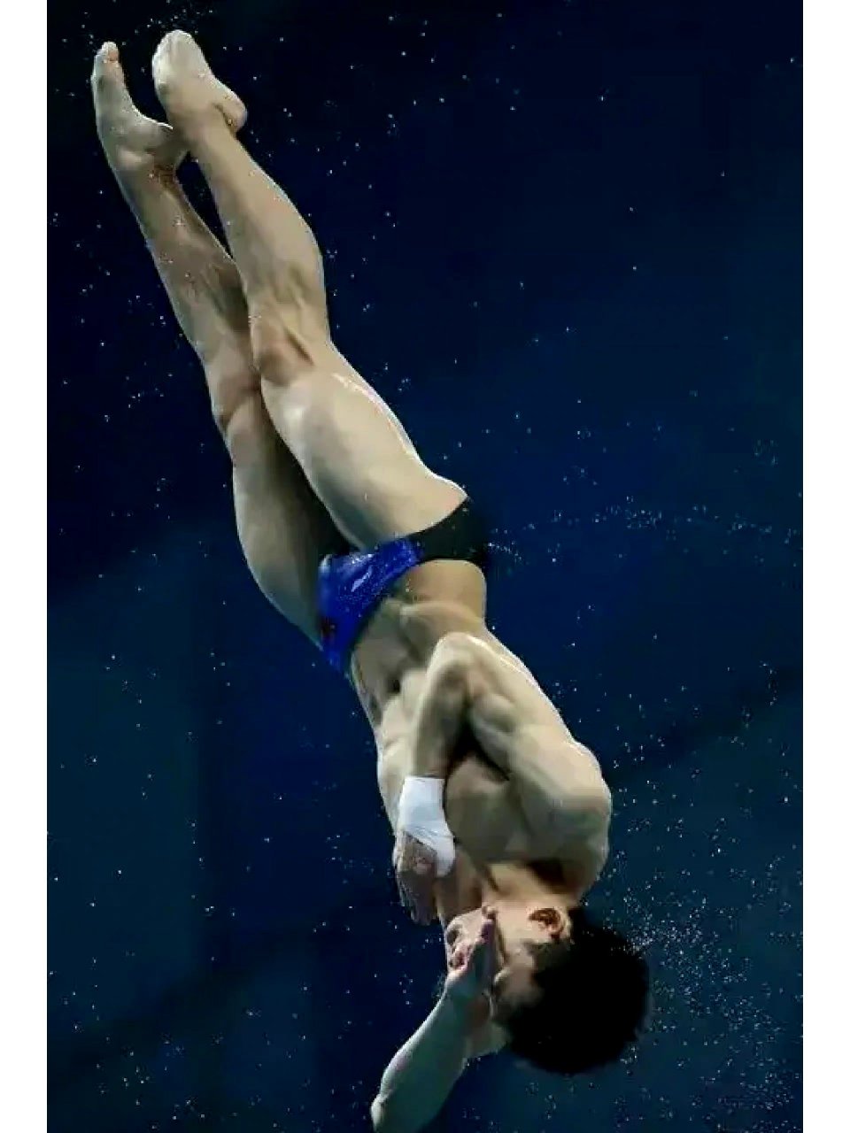 陈艾森最新跳水近照,身材胸肌腹肌一览无余.