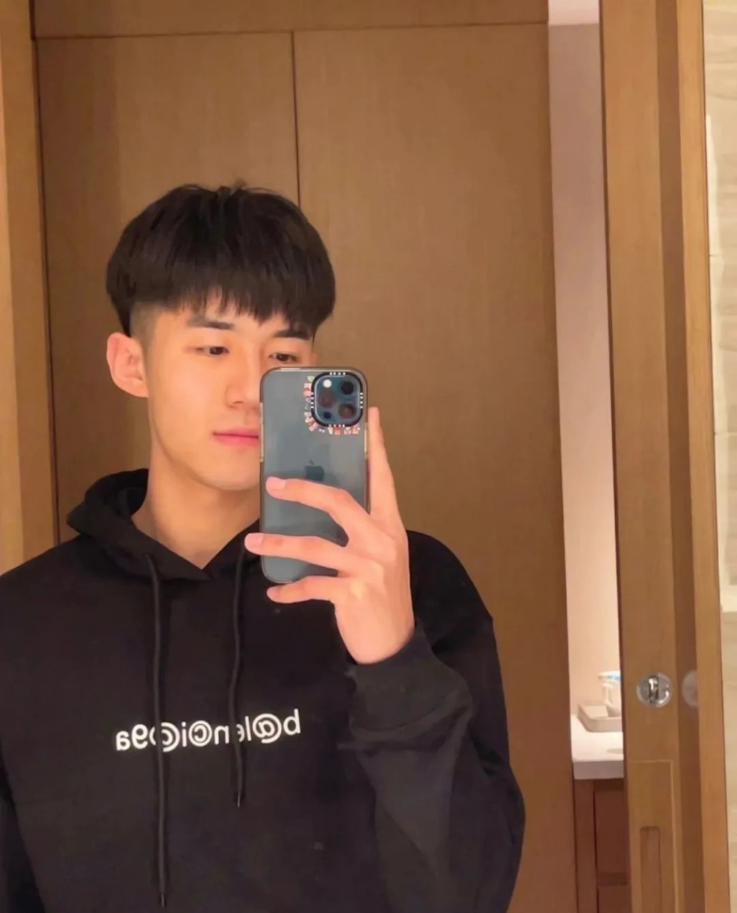 淄博烧烤火了,沒想到淄博的帅哥也这么火,山东大汉名不虚传!