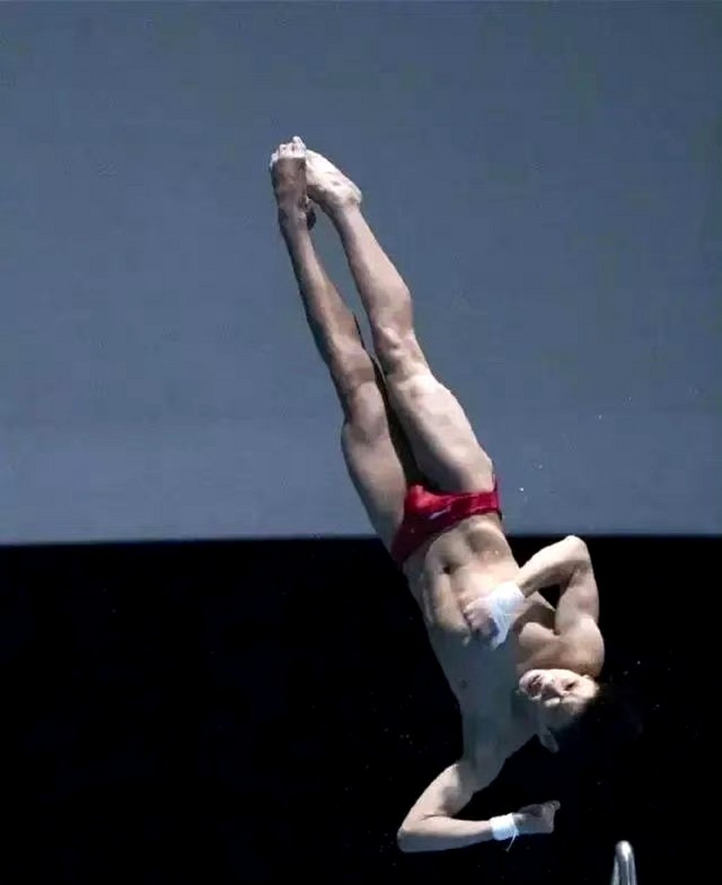 陈艾森最新跳水近照,身材胸肌腹肌一览无余.