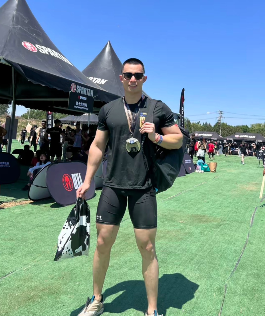 190cm寸头斯巴达猛男火了,这精壮身材想让人专访!