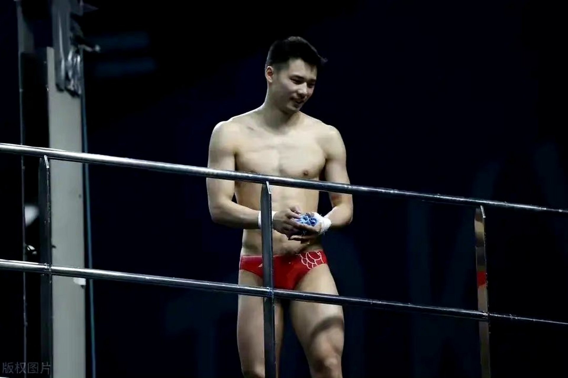 陈艾森最新跳水近照,身材胸肌腹肌一览无余.