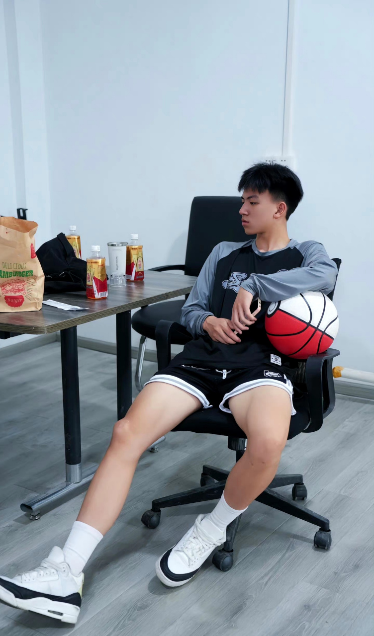 185cm钻石体育生,这腿应该有2米吧.