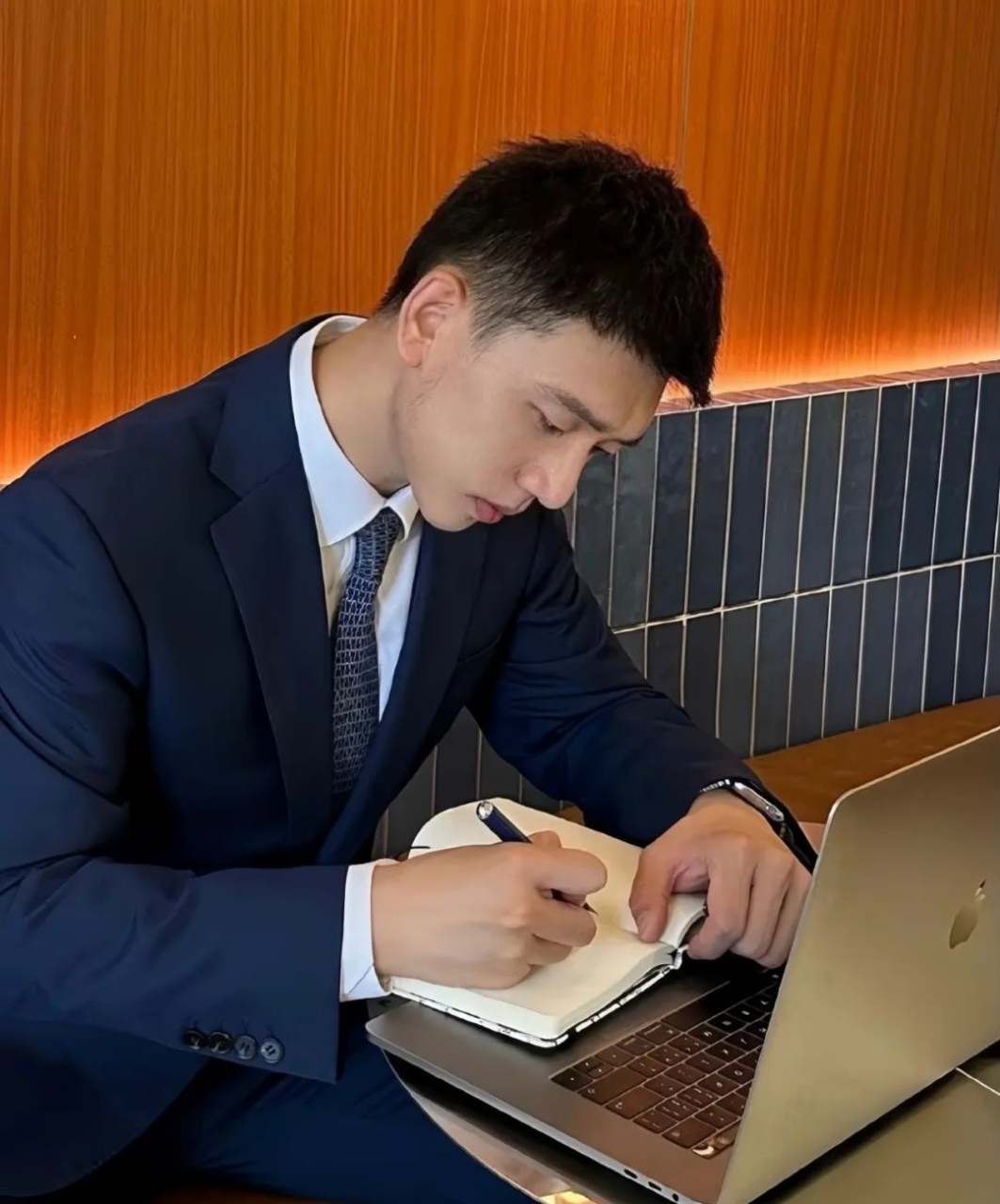 当肌肉男穿上西装打上领带,简直太帅了.