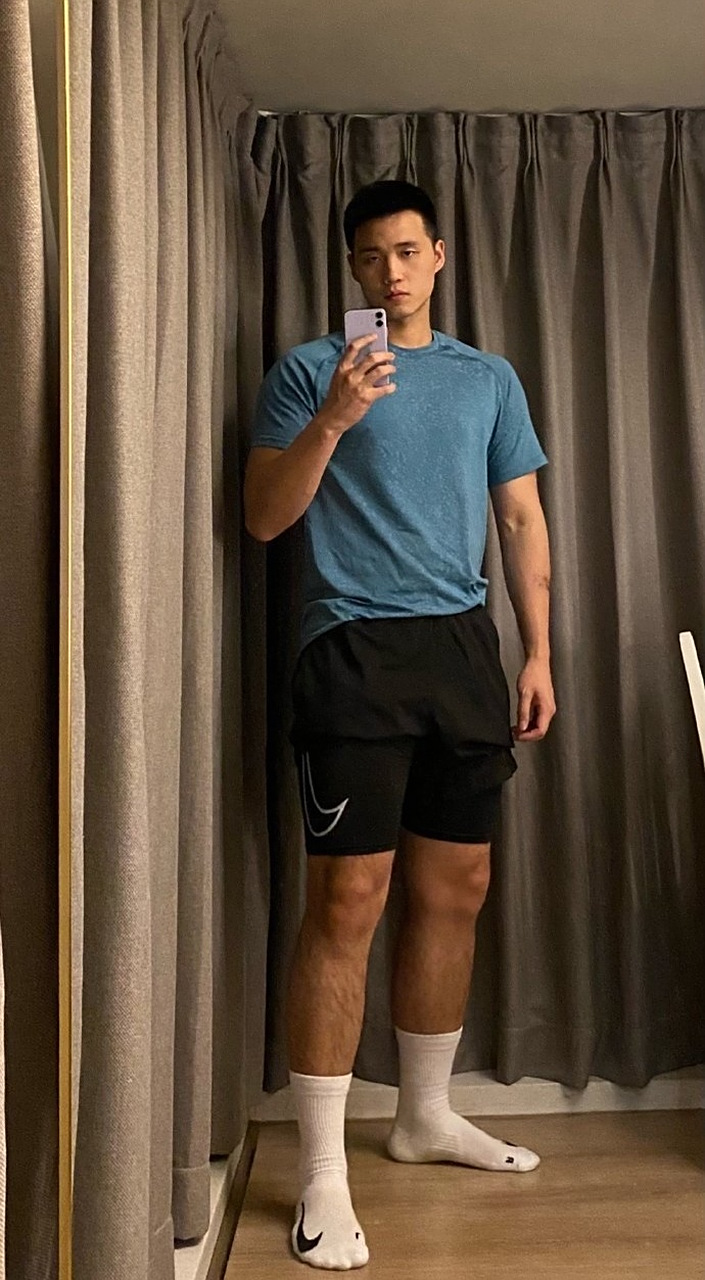 大长腿肌肉体育生,健身一定要练腿,腿粗才有力,也才更好看.