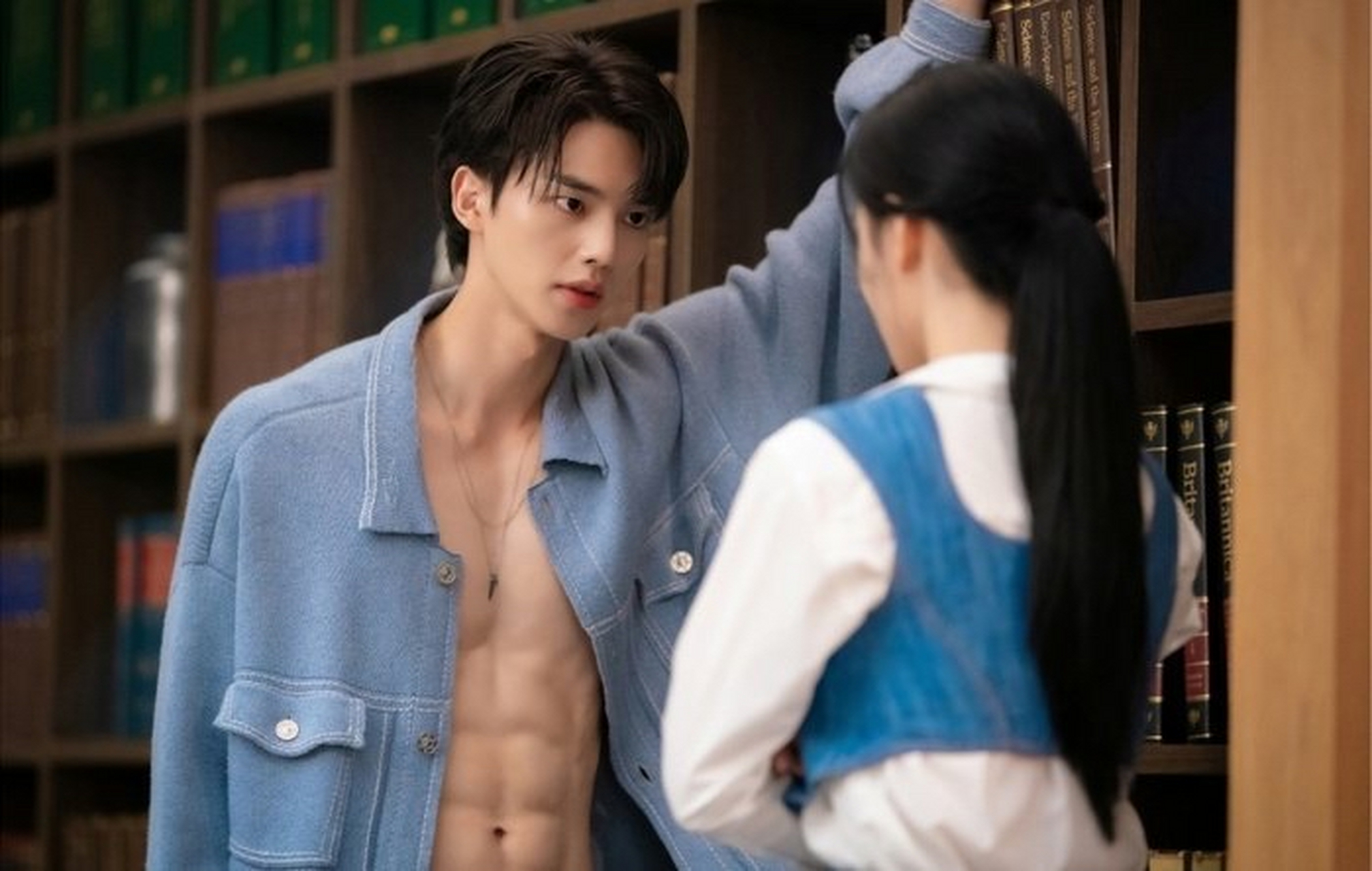 今天看韩剧《与恶魔有约》,被宋江的身材惊艳到了!