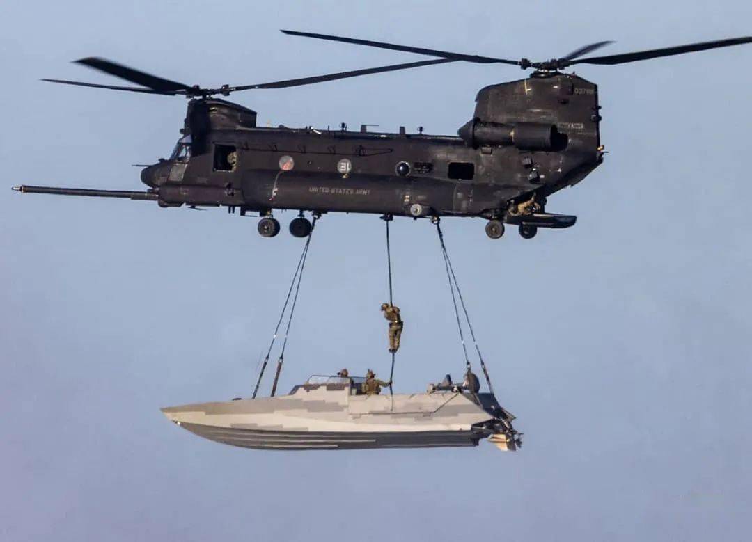 ch-47运输直升机(支奴干)由美国波音公司研制,1963年开始装备,双引擎