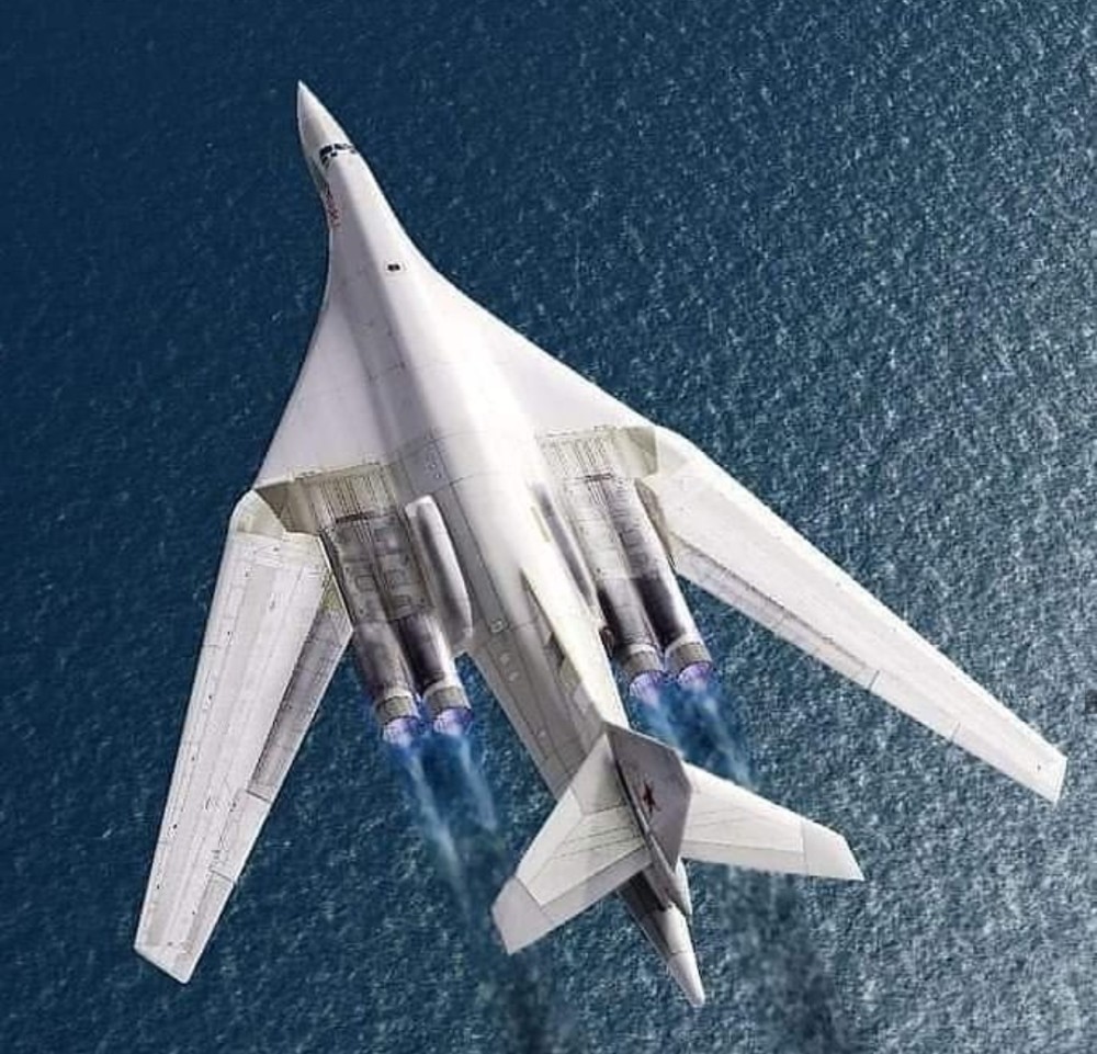 图-160轰炸机(海盗旗,也有"白天鹅"称号)由苏联图波列夫设计局(现