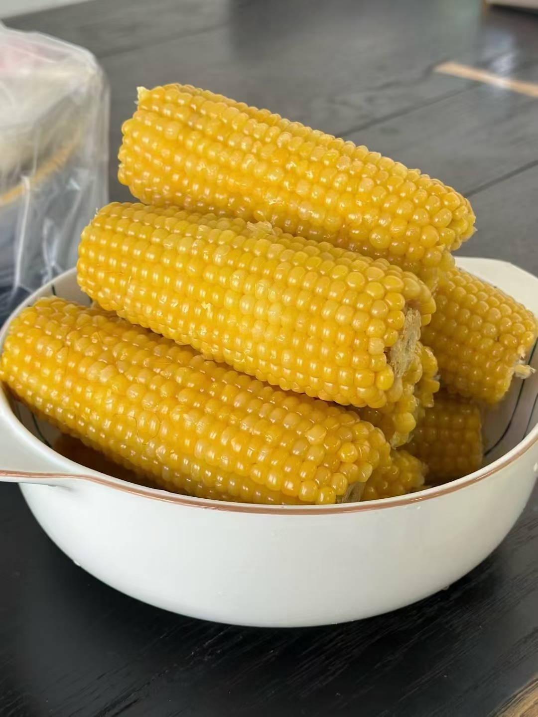 新鲜煮好的玉米棒,金黄饱满,放在碗里,准备开吃!