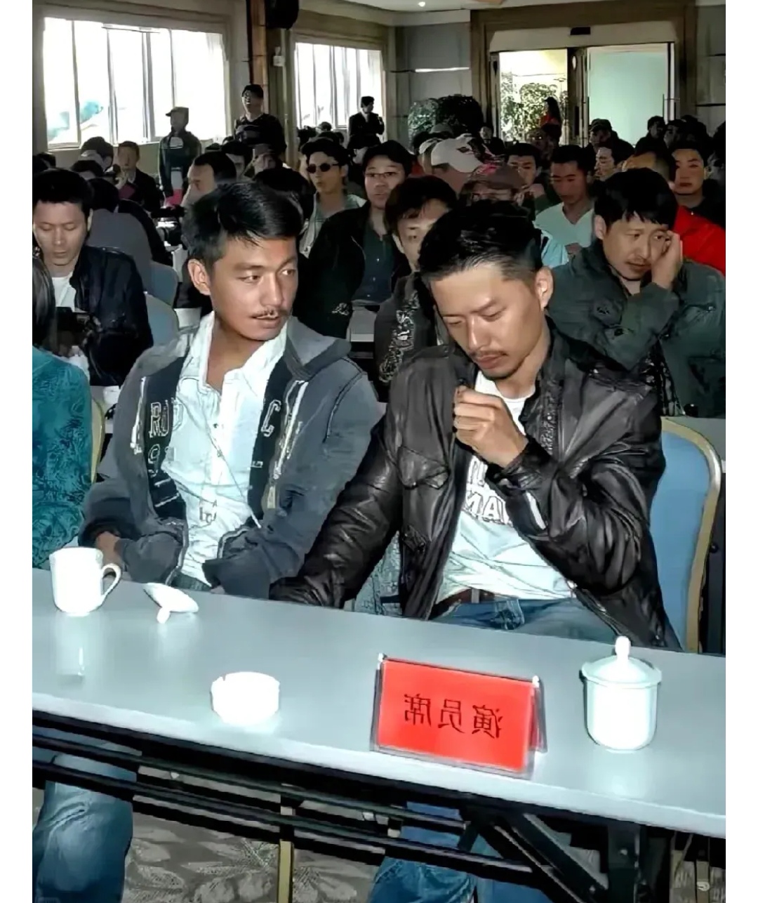 照片中,段奕宏,邢佳栋,张国强,张译,李晨几位演员齐聚一堂