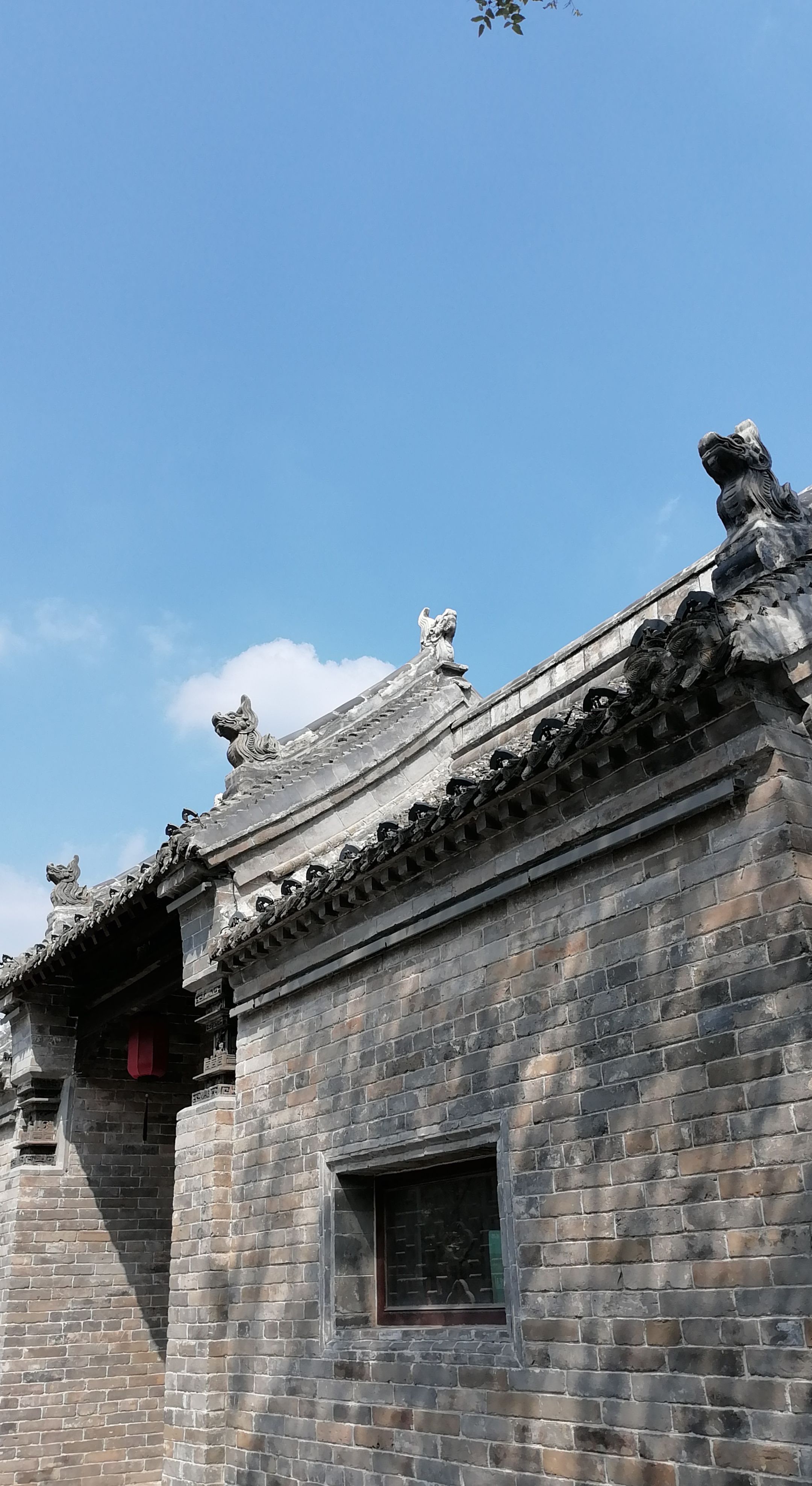 蓝天白云,青砖碧瓦!飞檐翘角间,流转千年时光