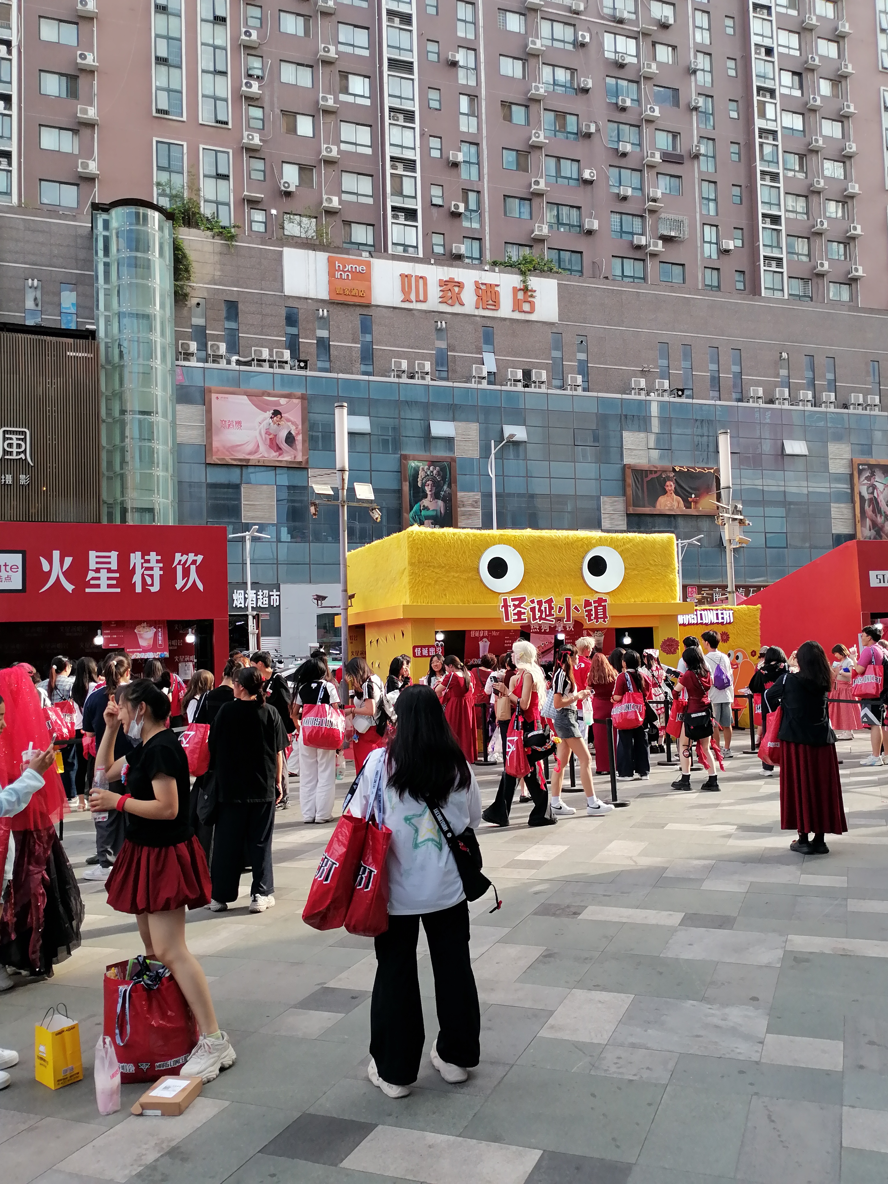 高考之后,许多年轻的考生喜欢居堆去看音乐会,然而
