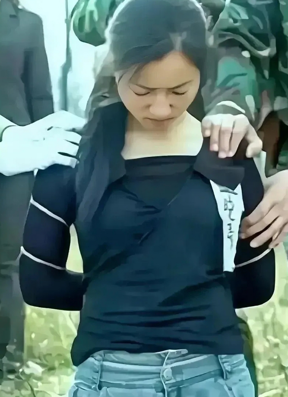 1994年在刑场上面对即将到来的死亡,女毒贩牛晓秀被吓的小便失禁.