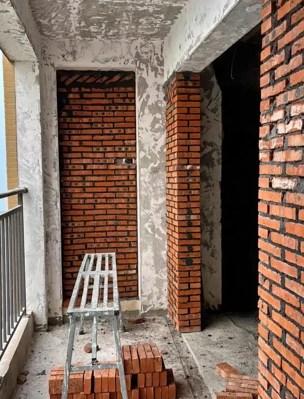 今天临时请了一个砌砖的师傅,在套房阳台砌几平方砖,说好做工一天470