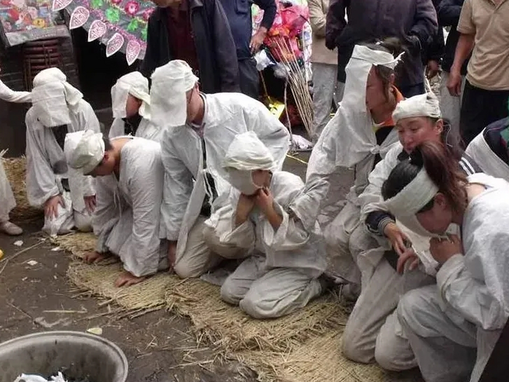 去年我老公的爷爷突然去世了,平时老人家身体还算硬朗,那天喝了点酒