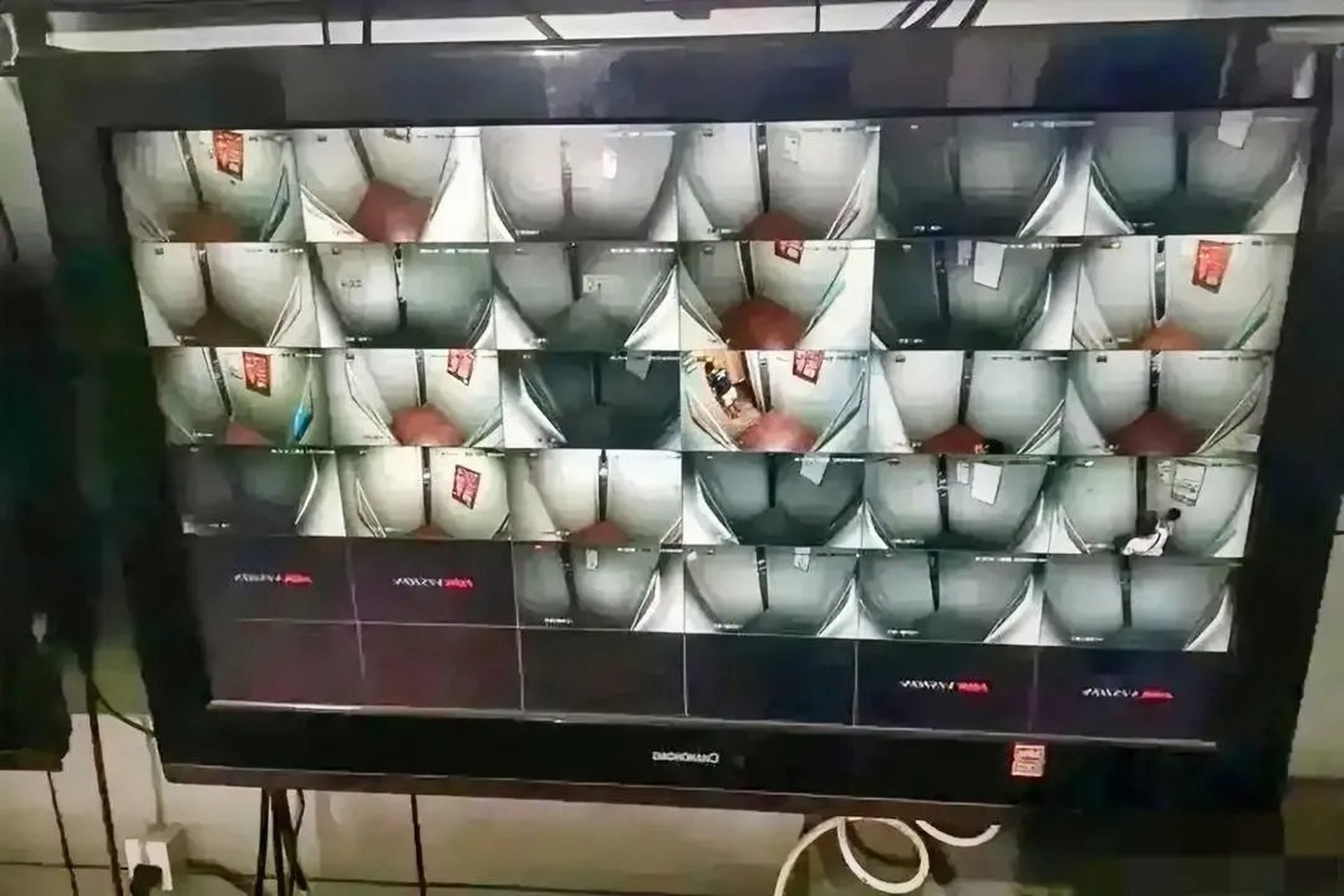 做保安真辛苦,每天都要看这些电梯监控画面