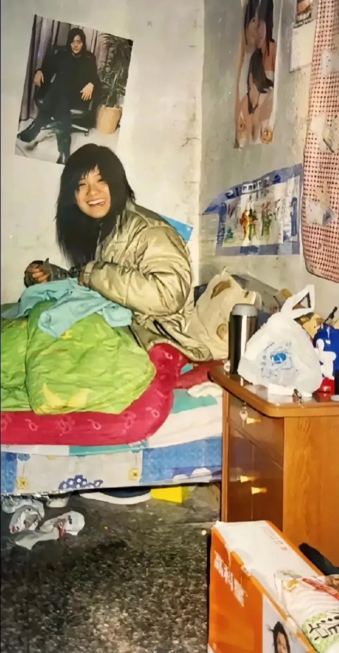 这张照片拍摄于2004年,在苏州长青街的出租屋里