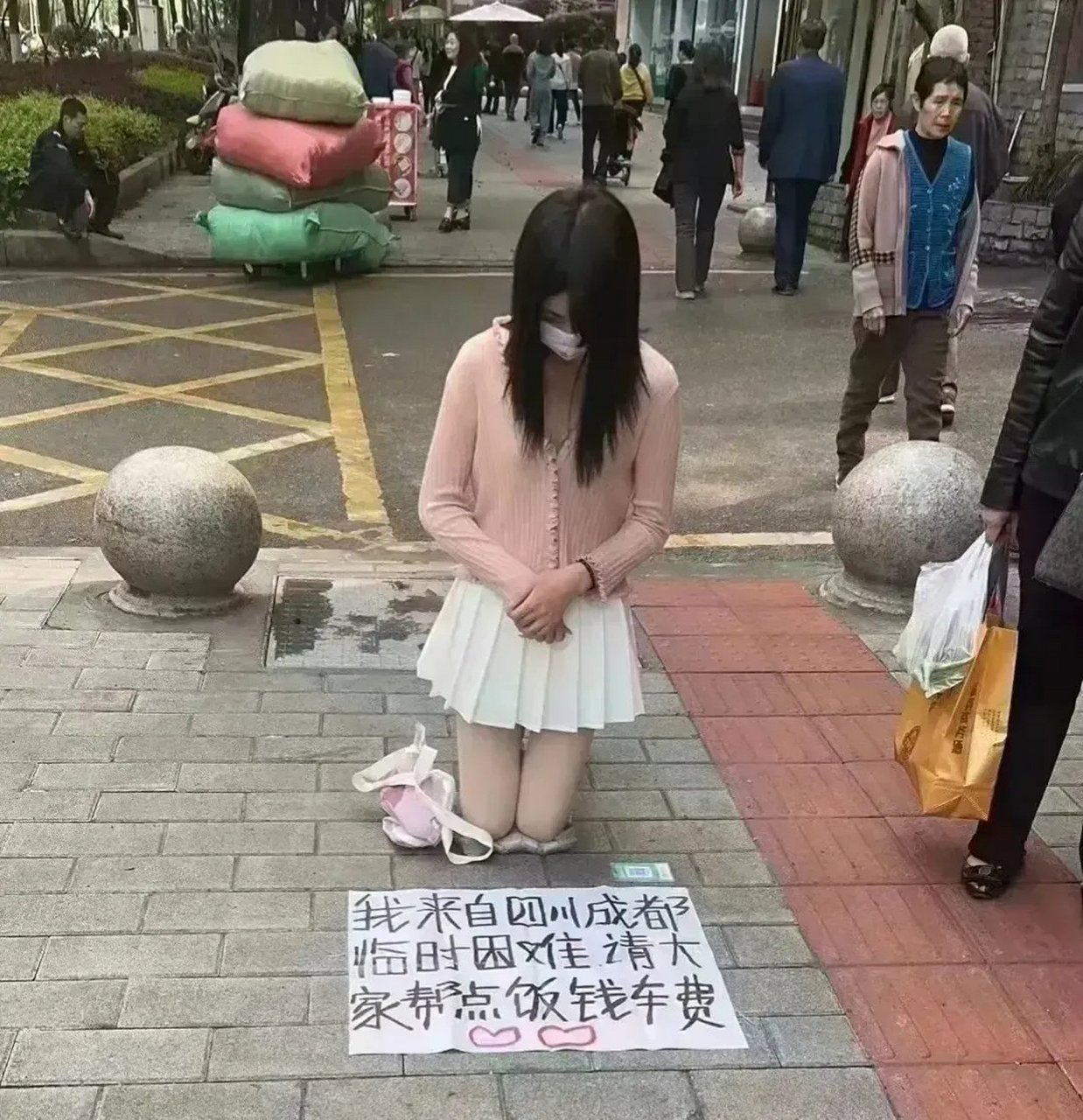 给女孩子们下跪图片