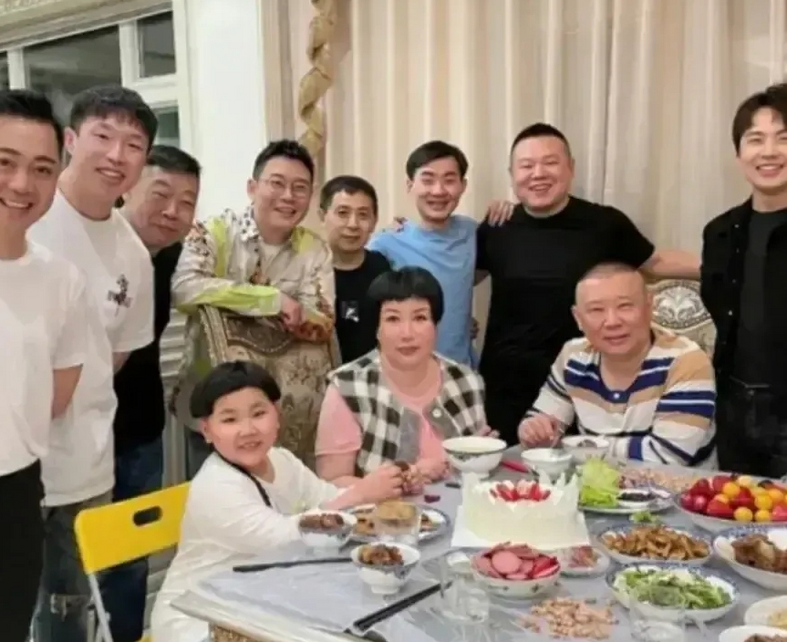 郭德纲,王惠,郭汾阳,三口人坐着,其他人都站着,特别是郭麒麟竟然也站