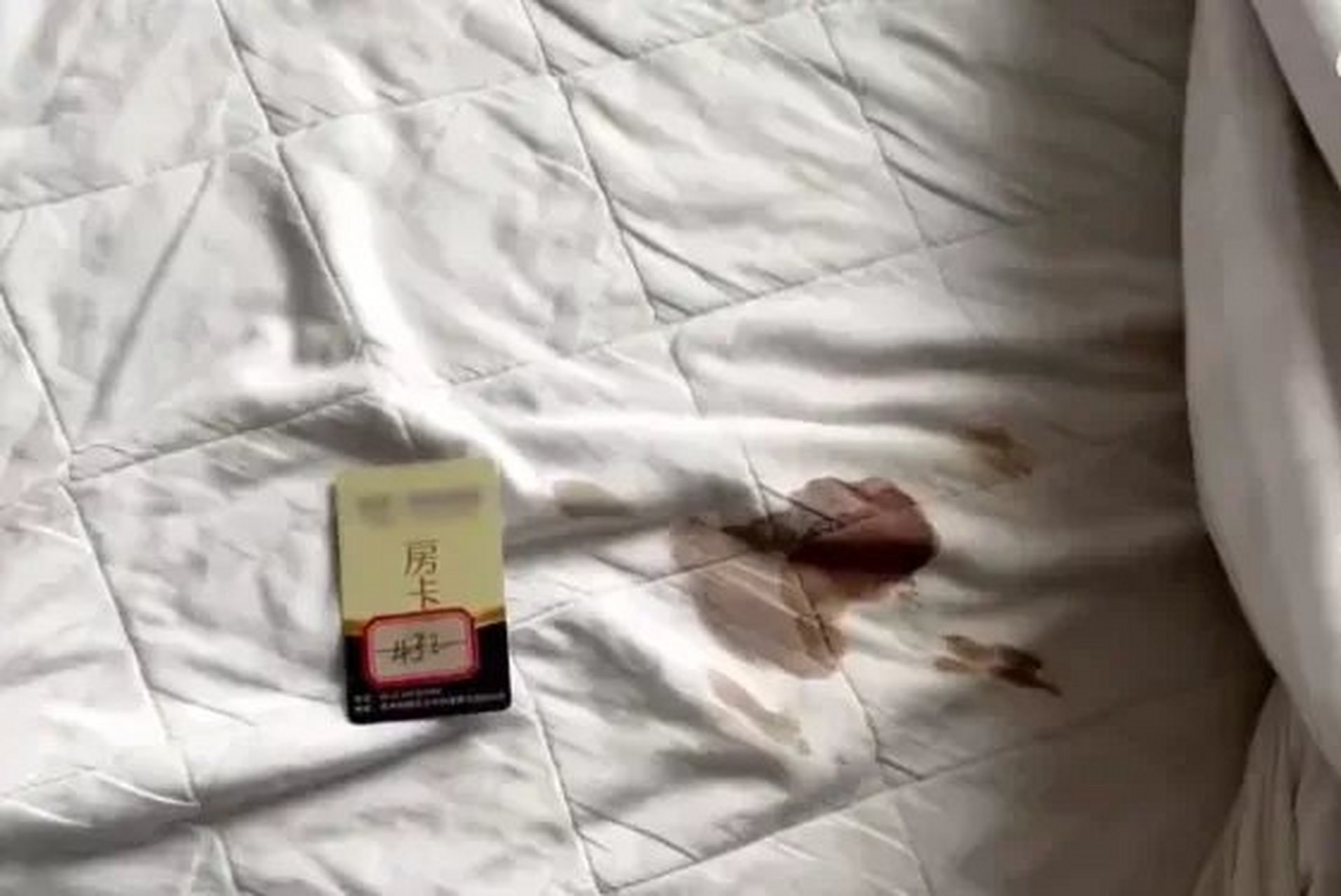 昨天晚上我跟几个朋友喝酒,回去一个人开了个房解开被子倒头就睡,第二