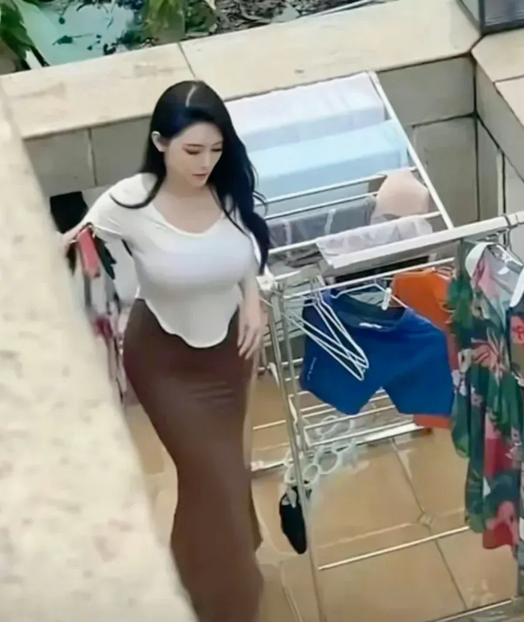 昨天凌晨1点左右,我突然接到女邻居的电话,电话里是个男人,问我是否