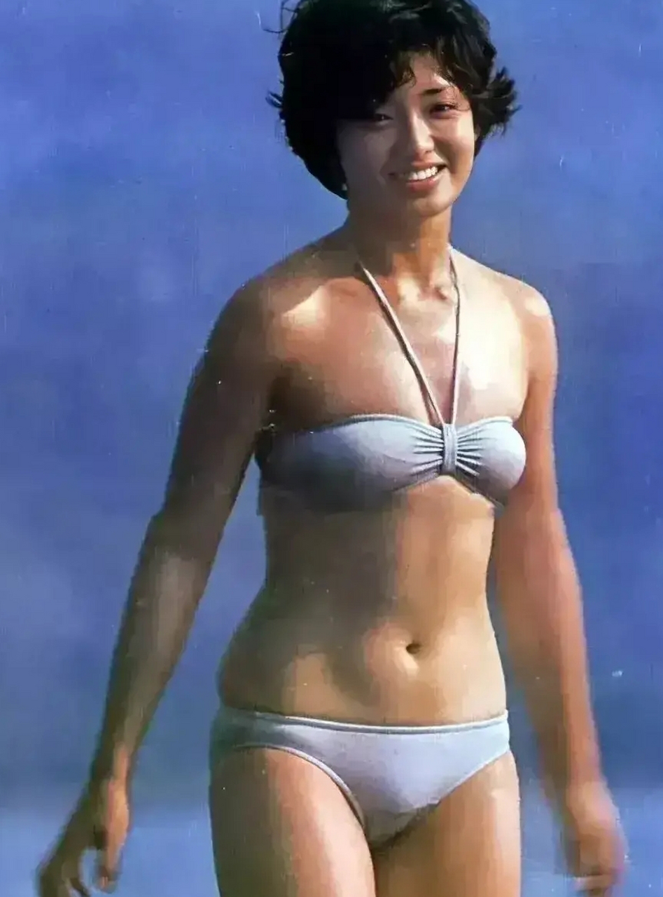 这张照片中的主角,正是当时备受瞩目的日本女明星山口百惠.
