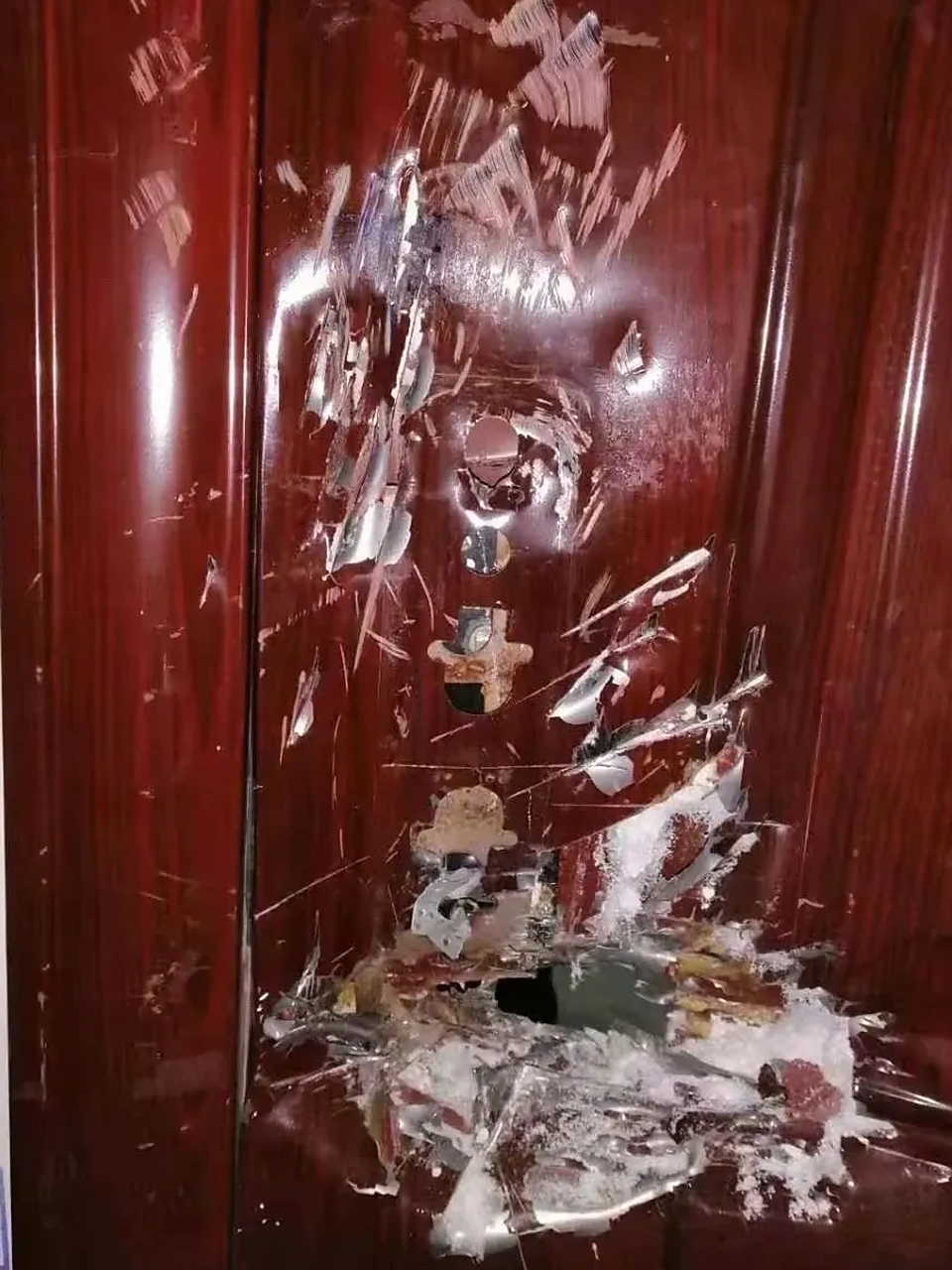 女子被吓得不轻,赶紧从床上爬起来,小心翼翼地向门口靠近