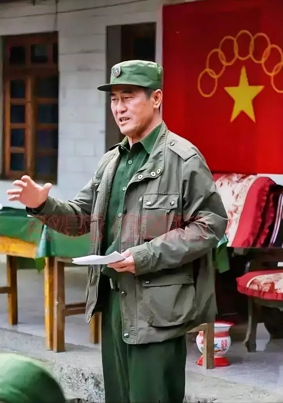 这个人叫彭德仁,是果敢王彭家声的长子,现在果敢同盟军的掌权者.