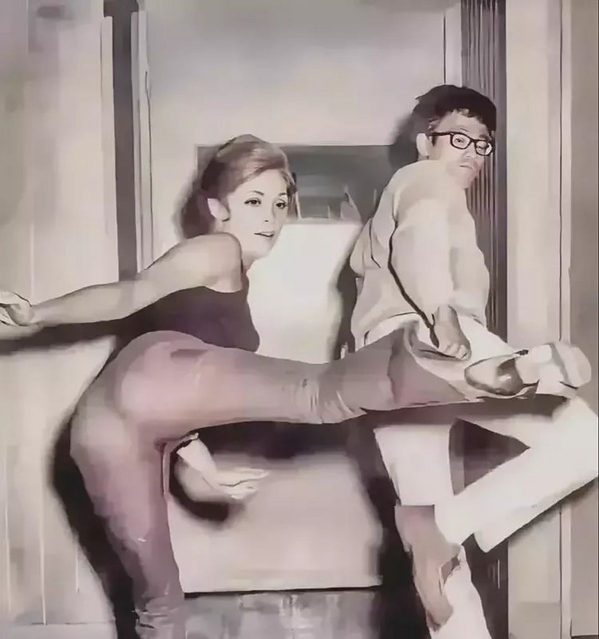 1968年,美女明星莎朗·塔特向李小龙学习功夫,李小龙戴着眼镜认真传授