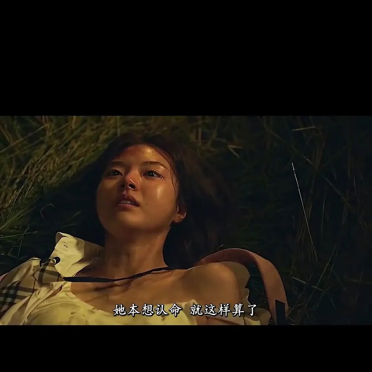 男人拿起手机看了一眼将其挂掉,俯视着女孩曼妙的身