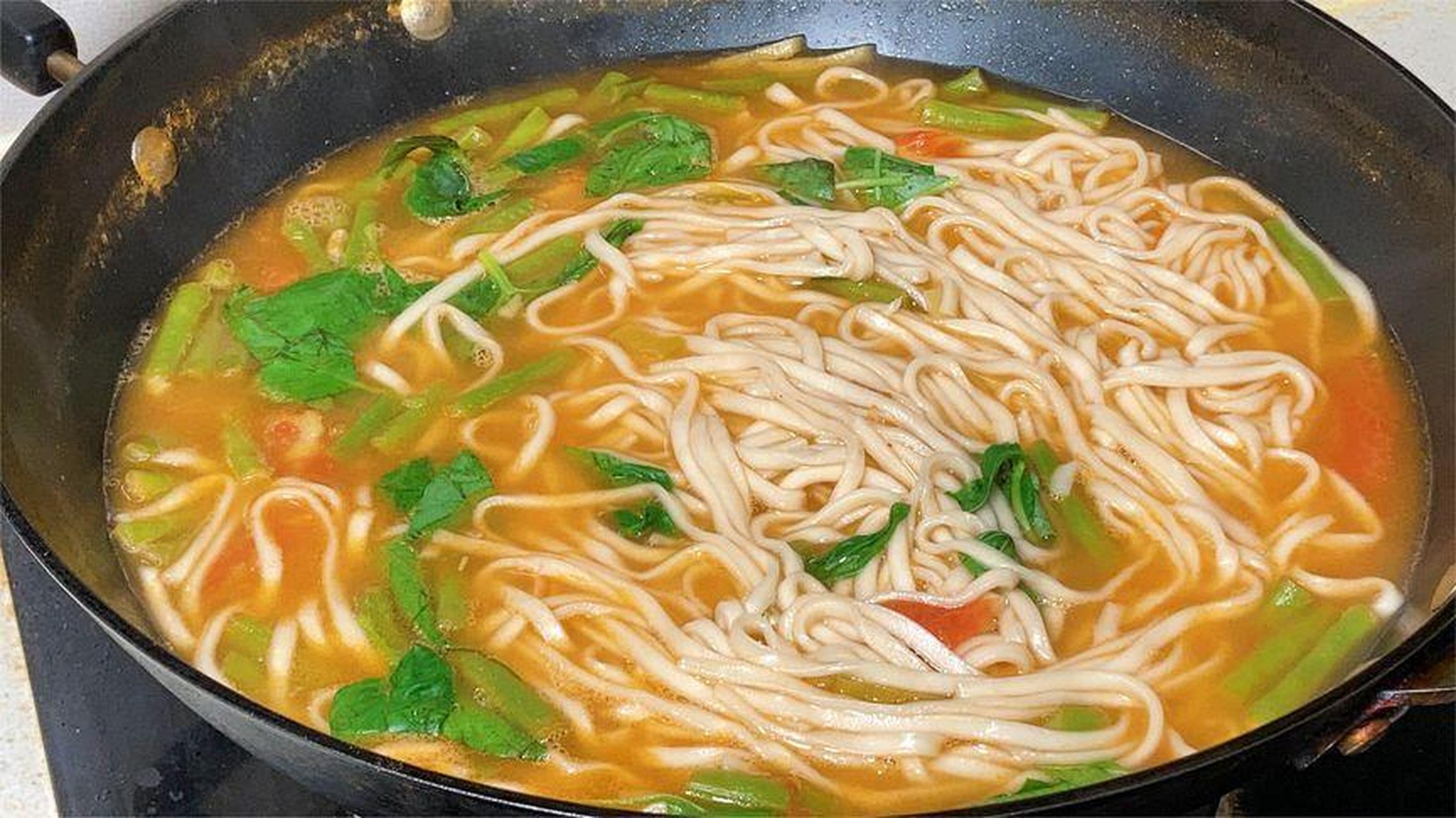 这就是我们开封人的日常所做的面条饮食,一天不吃面,浑身没劲干.