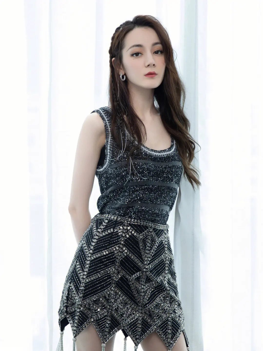 迪丽热巴穿着裙子更美了