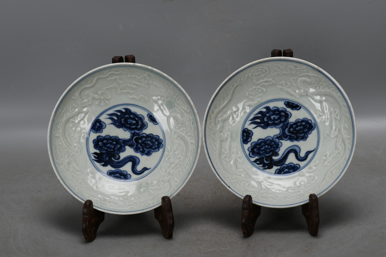 青花缠枝莲内刻龙纹折腰碗一对高5厘米,口径16.5厘米,底径5.5厘米