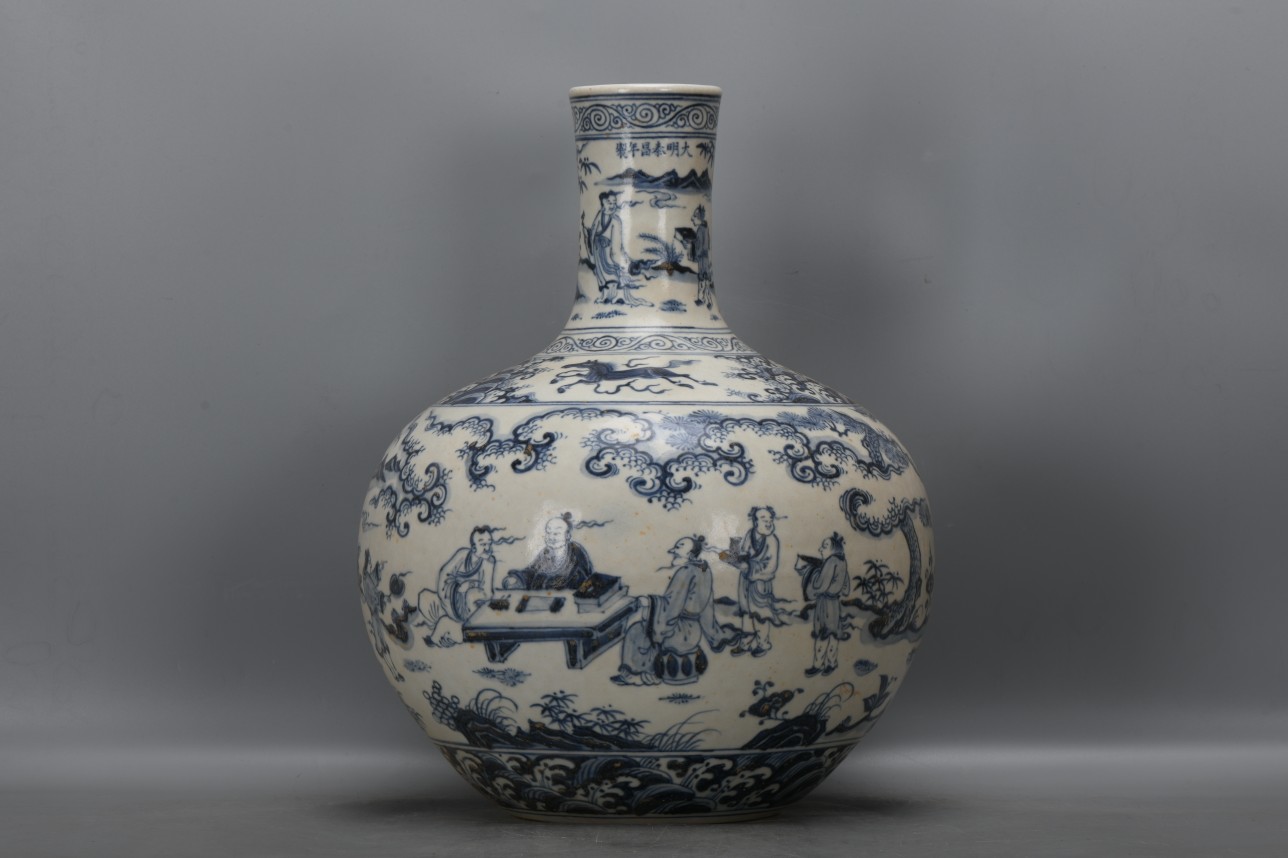 明,泰昌青花人物故事天球瓶一个高44.5厘米,口径9厘米,肚径34.