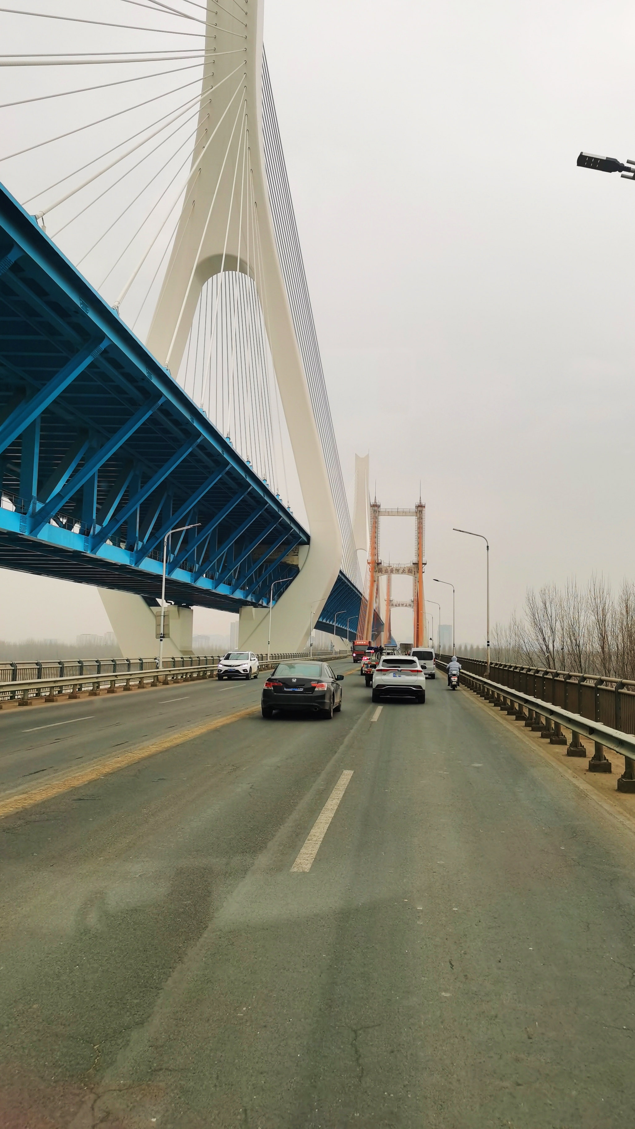 清明假期路过济南黄河大桥,看到这样一幅画面,真的是非常震撼,济南