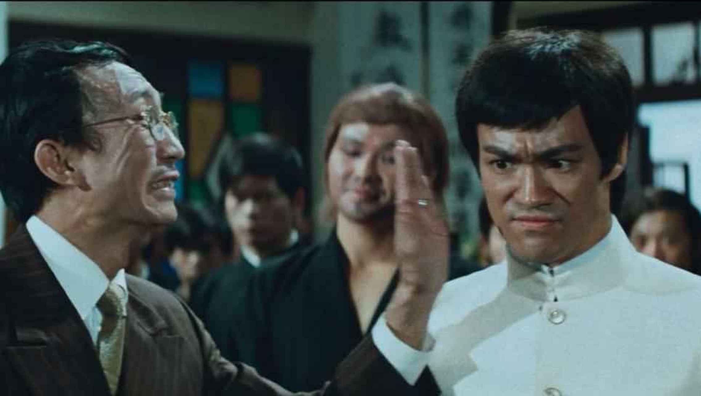 以前看李小龙的电影,《精武门》里有个胡翻译,现在上网,有个胡主编