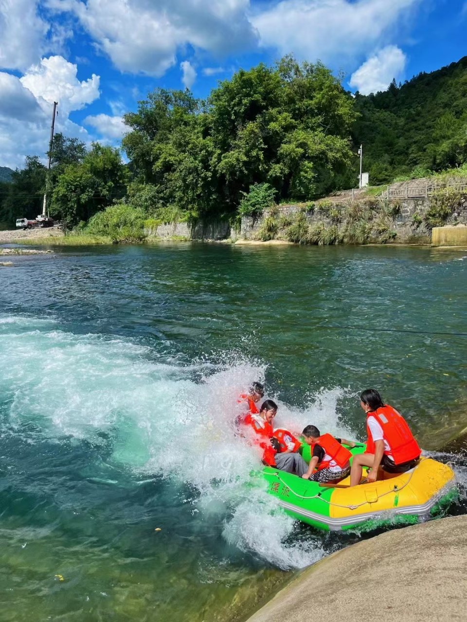 西黄山漂流位于石台县大演乡剡溪村,属牯牛降景区和仙寓山景区交汇处