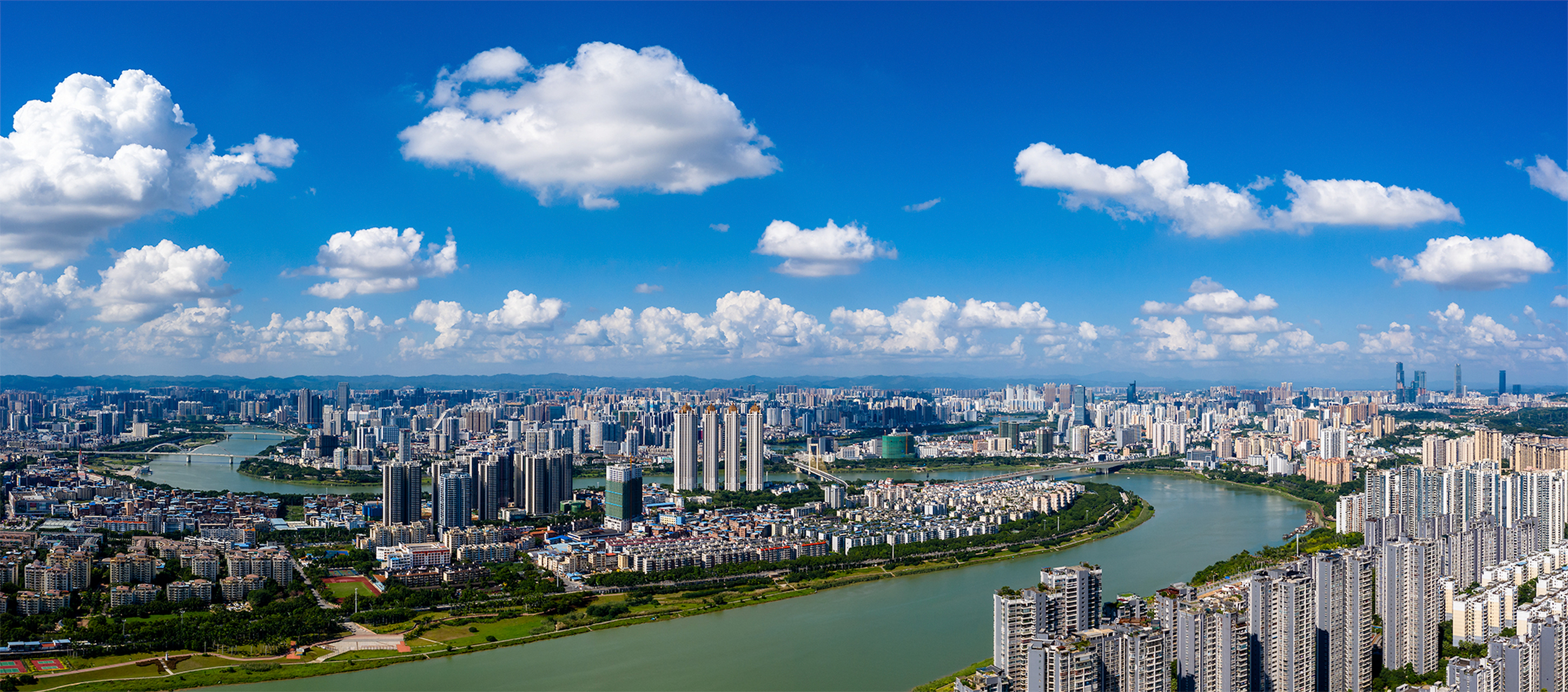 航拍夏日的南宁