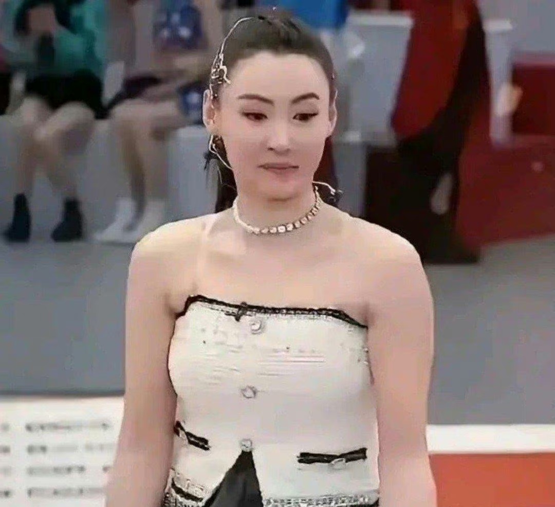 虽然张柏芝胖了,但是还可以一眼认出来,这还是冠希哥的功劳.