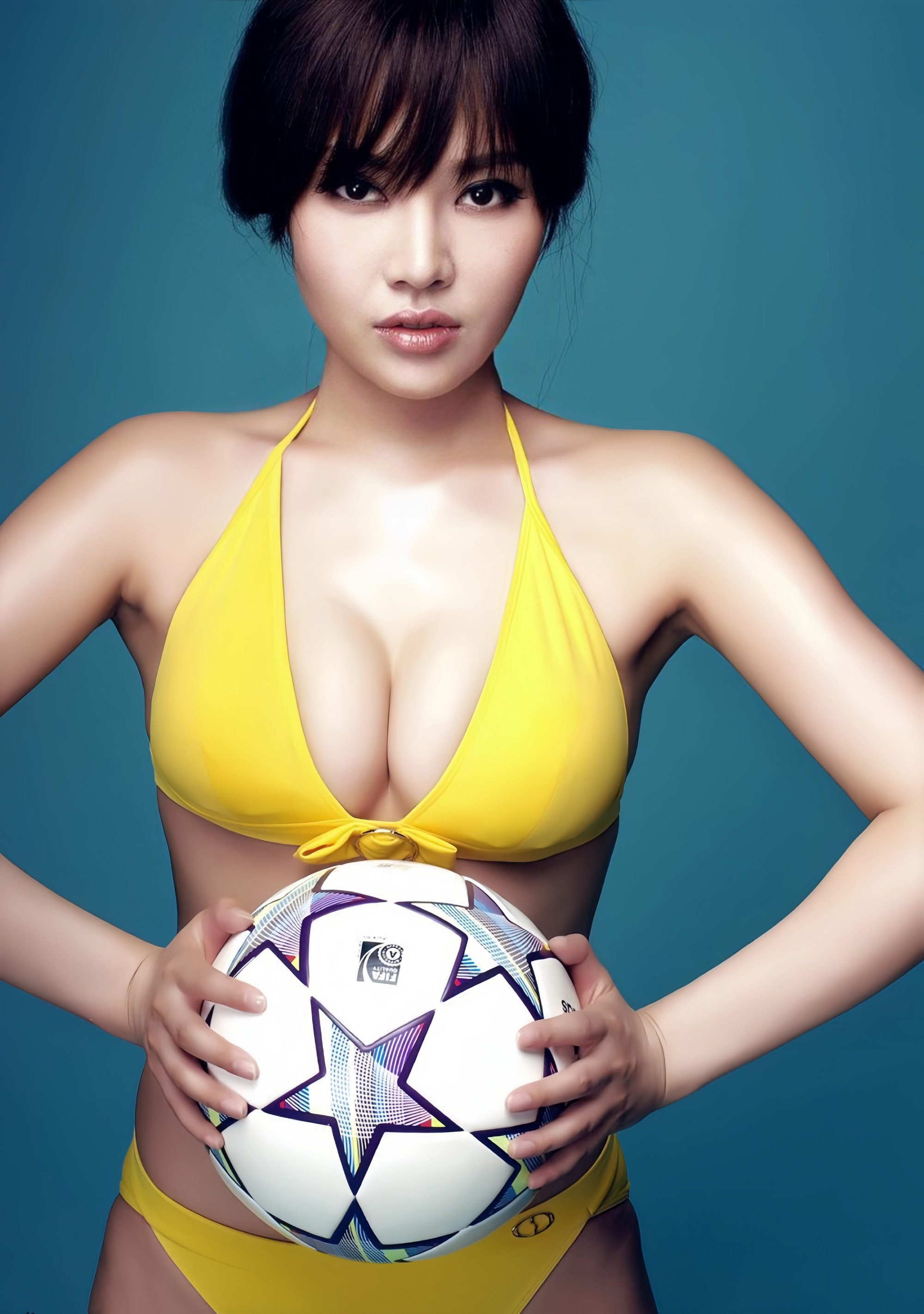 演员徐冬冬的写真,化身足球宝贝!