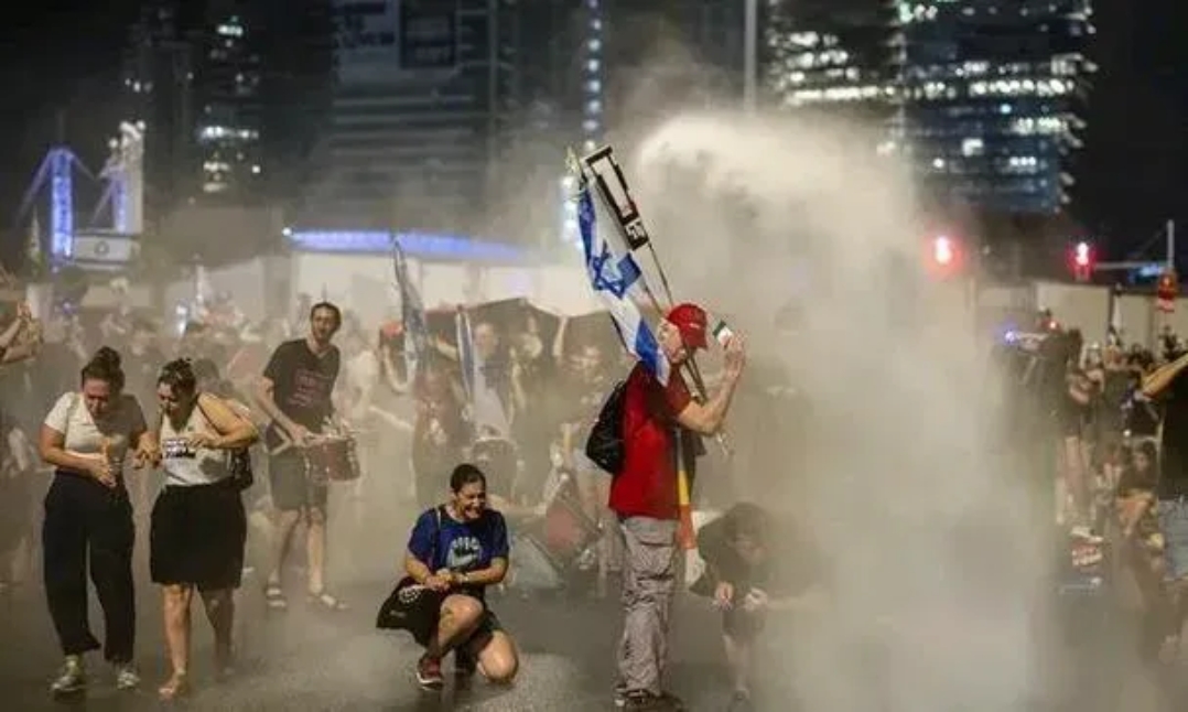 联赛紧张激烈,胜负悬念千钧一发 联赛紧张激烈,胜负悬念千钧一发