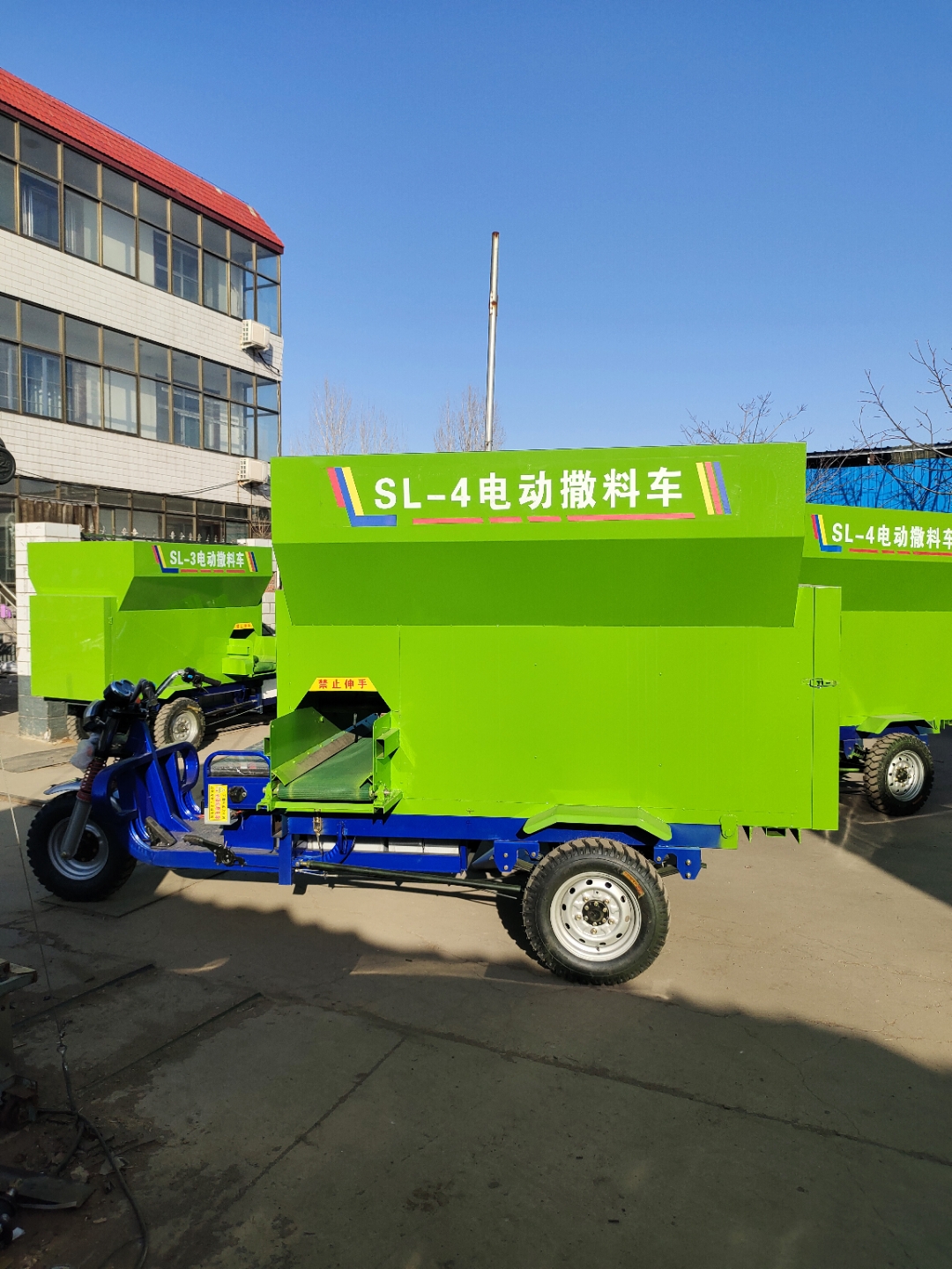 撒料车在现代畜牧业中扮演着重要的角色,主要用于将饲料均匀,快速地