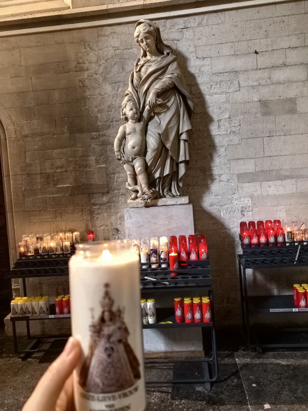 今天是复活节假期,教堂有活动.