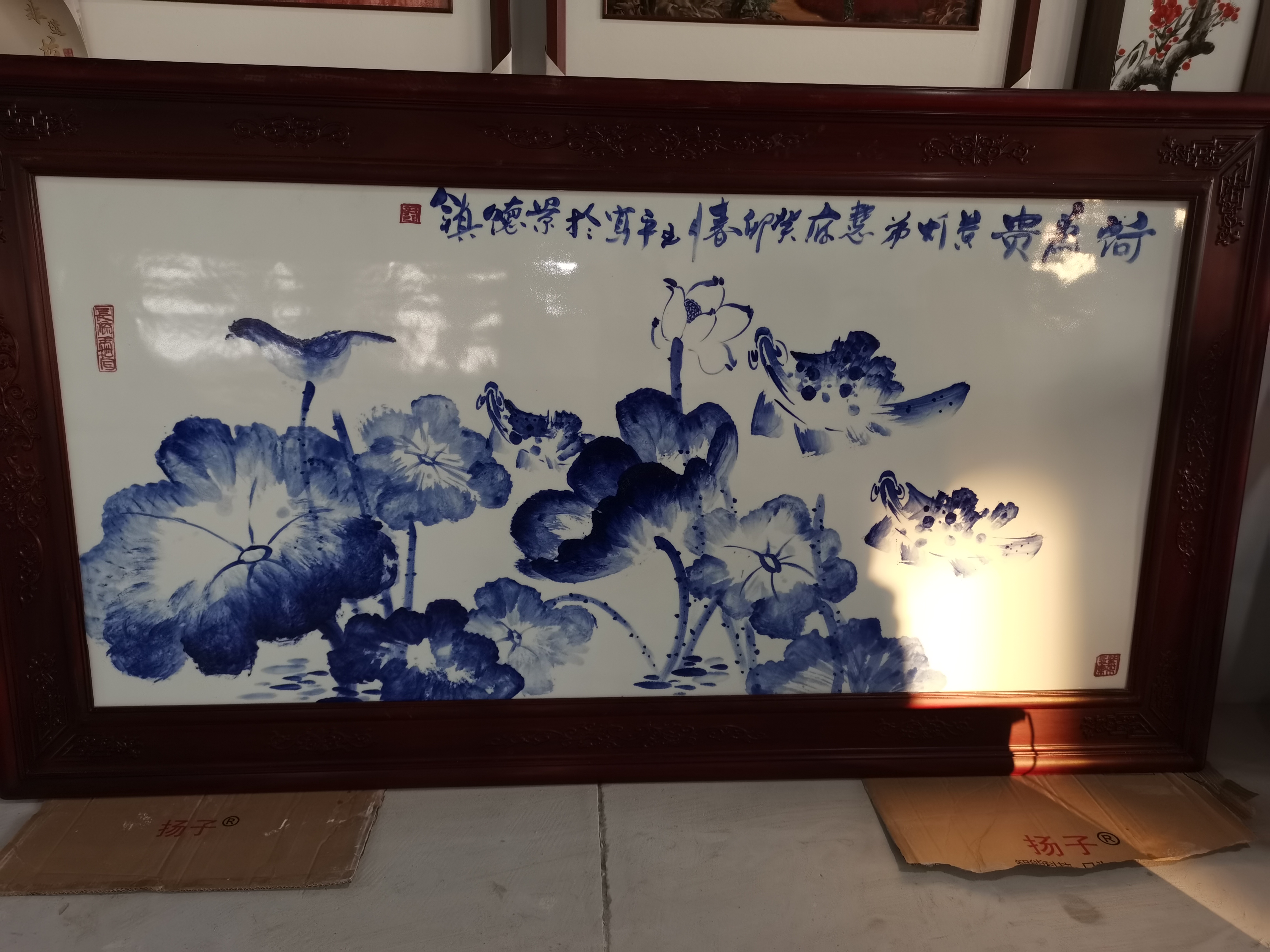 中国当代鱼王王平老师 景德镇作品瓷板画  荷花桂鱼