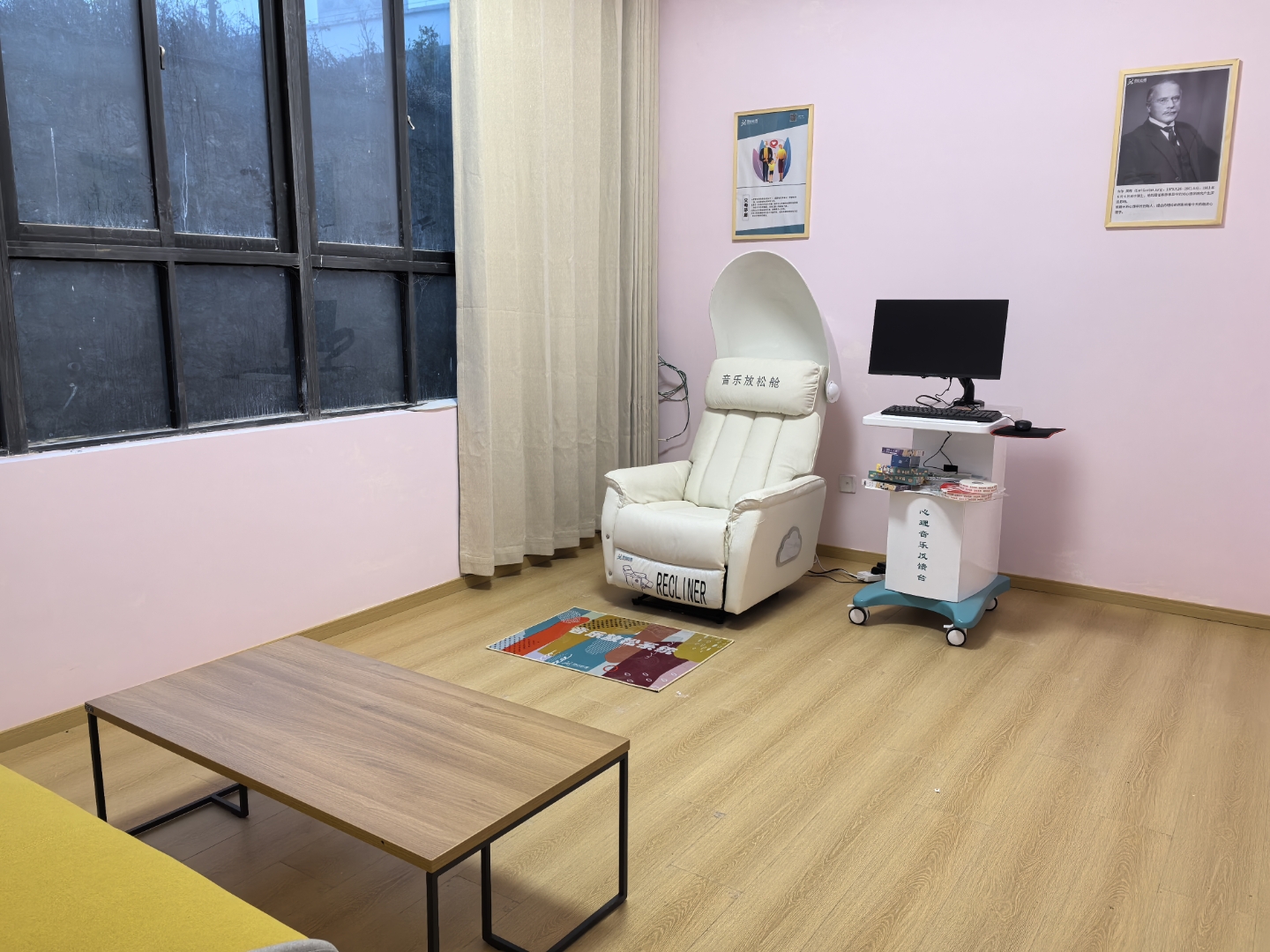 这是一个小学心理咨询室建设案例,整个心理咨询室分为音乐放松区,心理