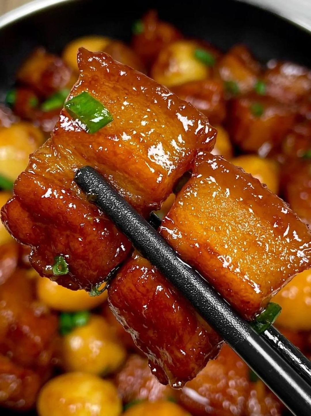 昨晚回家做了道经典的川菜红烧肉,肥瘦相间,入口即化,甜咸适中,香味